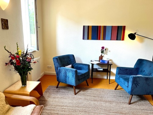 Heller Therapieraum der Praxis von Maria Endrich mit blauen Sesseln