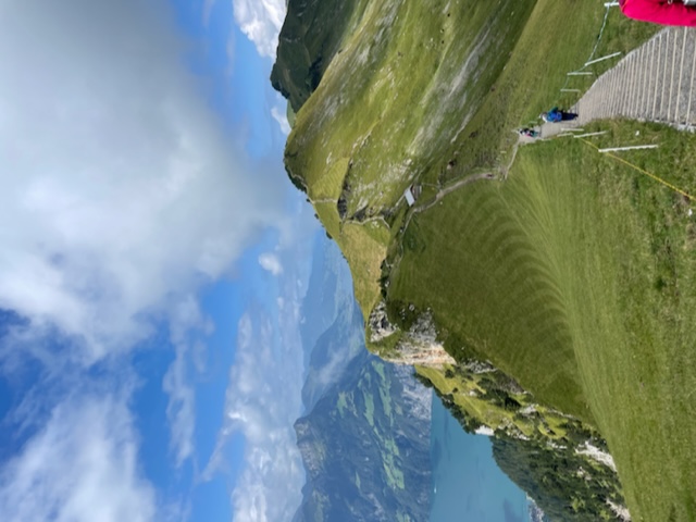 Bergweg mit weitem Ausblick als Sinnbild für persönliche Ziele und neue Wege