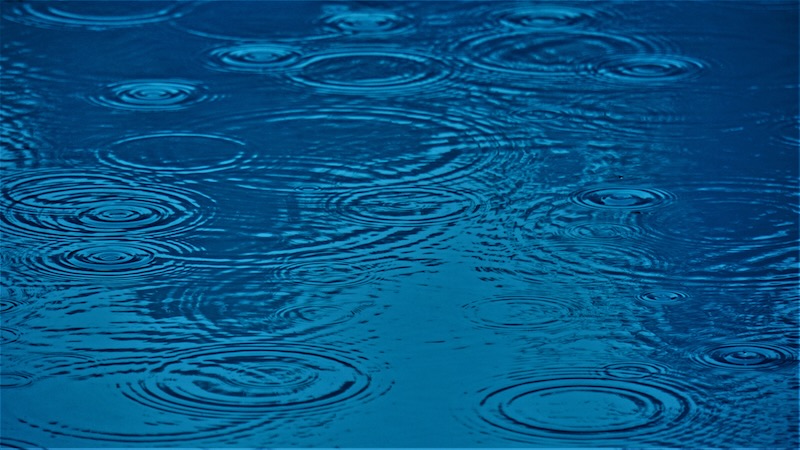 Kreisförmige Wellen auf blauem Wasser als Sinnbild für innere Bewegung und Veränderung